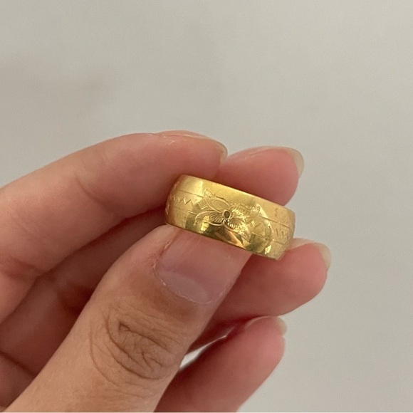 Gold tone engraved band ring - Picture 4 of 5